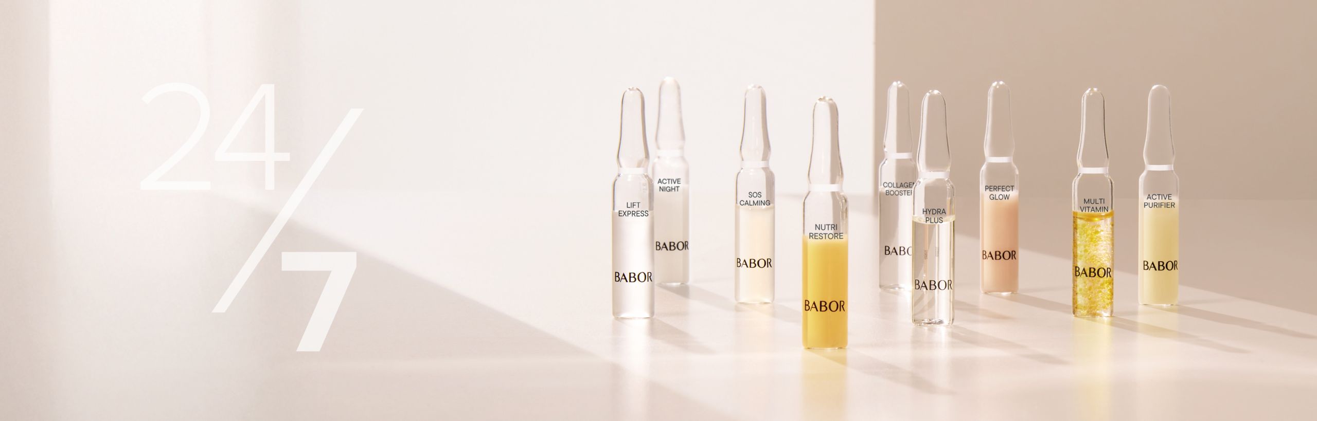 Sieben BABOR Hydra Plus Ampullen stehen auf zwei übereinanderliegenden Steinen