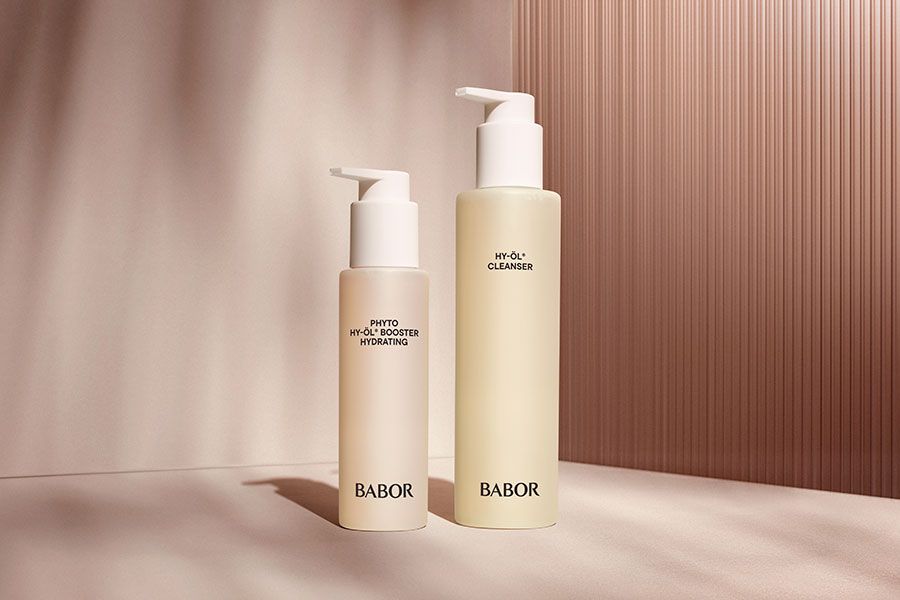 HY-ÖL Cleanser und Phyto HY-ÖL Booster Hydrating vor einem rosa Hintergrund