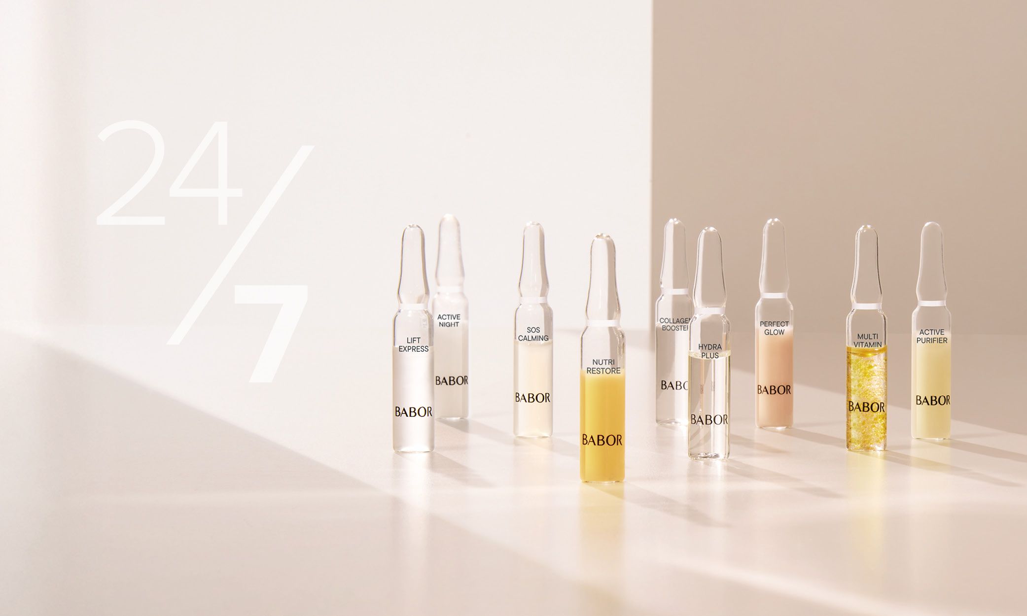 Sieben BABOR Hydra Plus Ampullen stehen auf zwei übereinanderliegenden Steinen